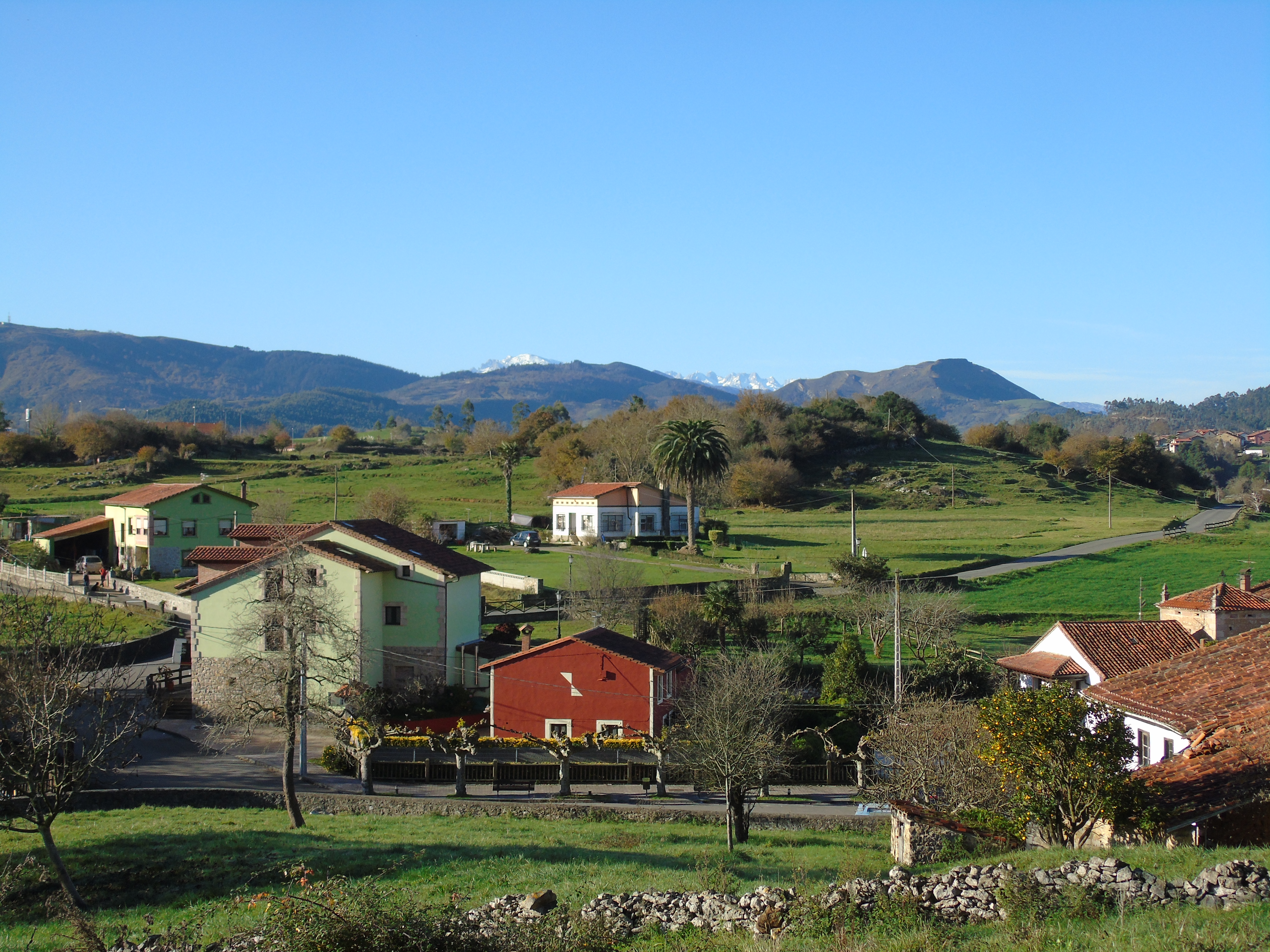 Vista de Caviedes con Los Picos nevados detrás