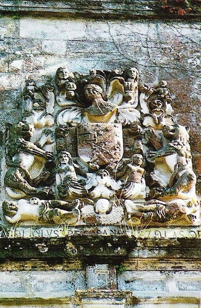 Escudo de armas de los Vélez de las Cuevas, La Vega. Roiz.