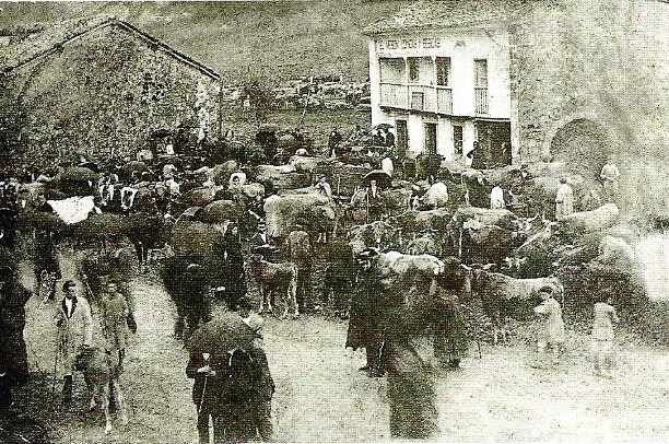 Tradicional feria y mercado en Treceño a principios de siglo XX.