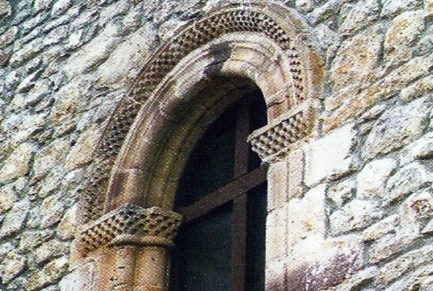 Detalle ventana románica El Tejo