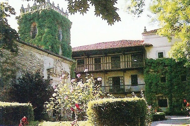 Casa palacio de los Vélez de las Cuevas en Las Cuevas, Roiz.