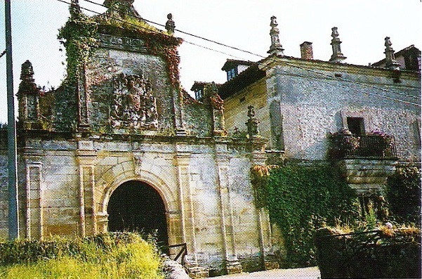 Casa palacio de los Vélez de las Cuevas en Las Cuevas, Roiz.