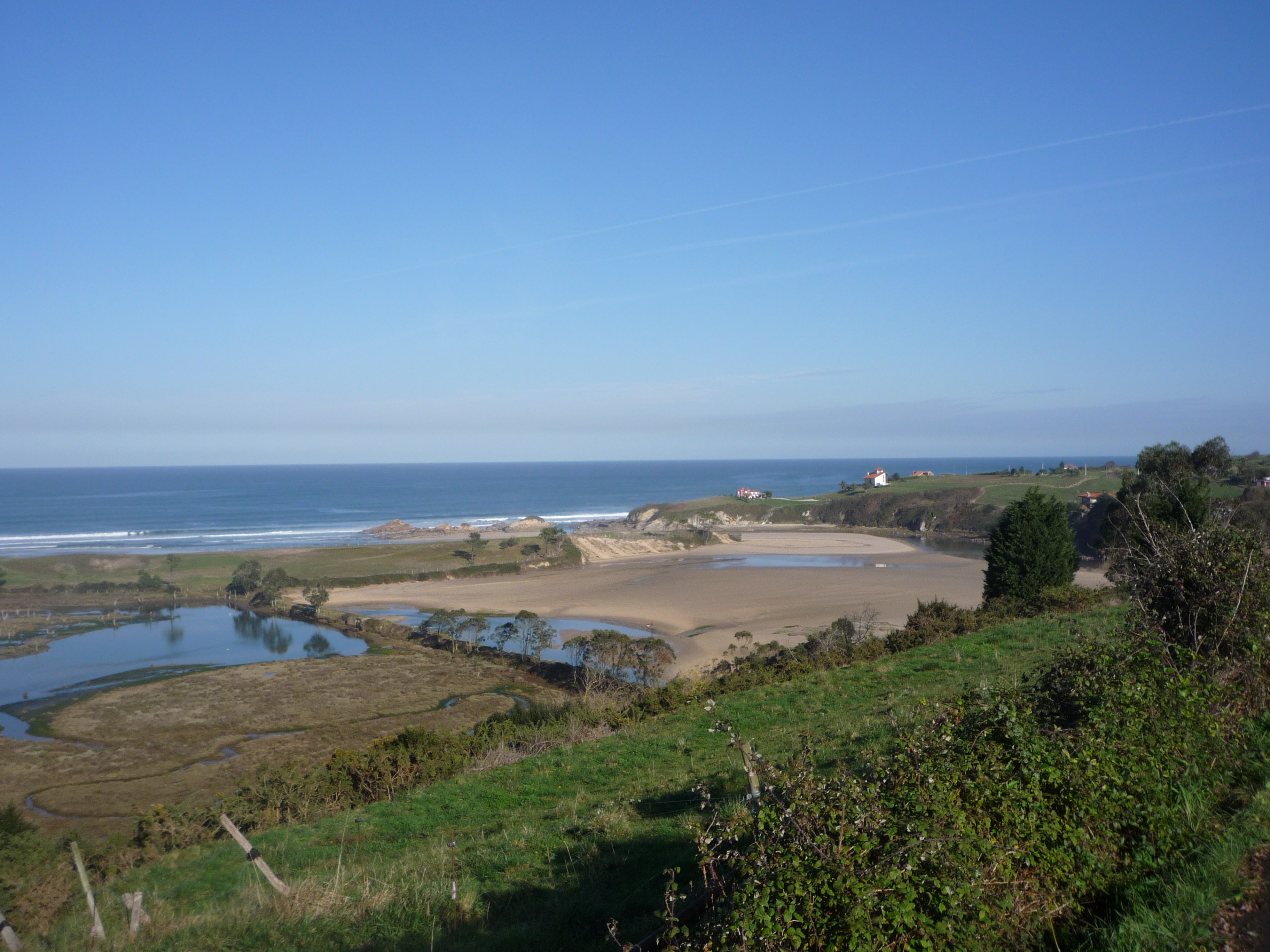 Vista de la playa de Oyambre desde El Tejo
