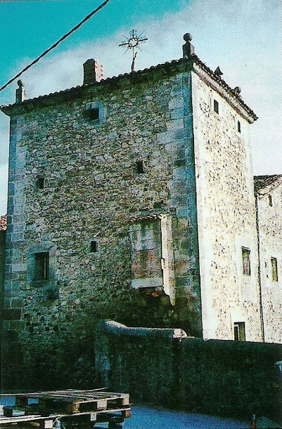 Torre medieval reformada de los Guevara en Treceño.