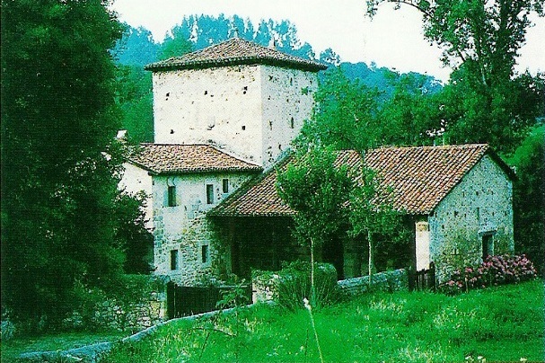 Torre de los Velez de Las Cuevas en Las Cuevas, Roiz.