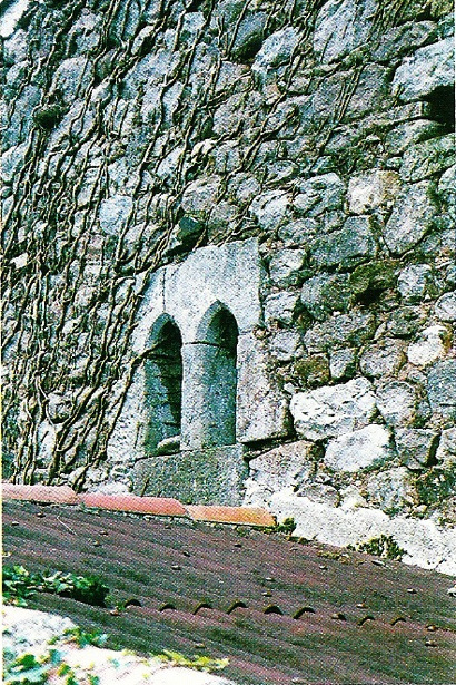 Ventana gótica en herrería medieval en La Herrería, Treceño.